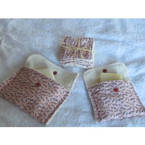 ensemble voyage : étui savon -étui shampoing solide -lingettes coton/ micro éponge bambou - ensemble 2 pochettes et lingettes rose à motif
