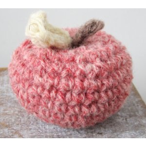 Pomme décorative en pure laine normande rose - Fait main en Normandie - Tailles S et M - Pomme rose taille S