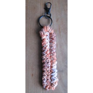 Porte-clés - bijou de sac - Multicolore - Fait main au crochet - 6 modèles - Orangé - rouille - Forme longue