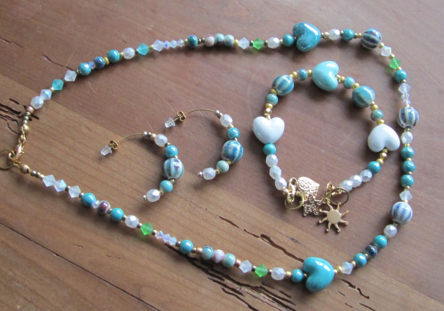 bijou-bracelet-collier-creoles-perle-ceramique-bleu-blanc-or-sylviehue-creation-1.jpg