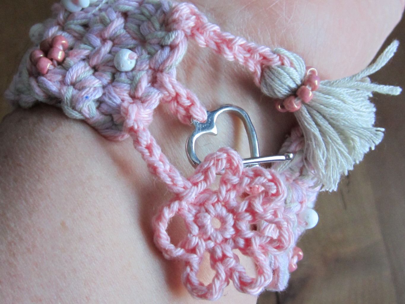 bracelet-crochet-coton-blanc-rose-pompon-perle-sylviehue-creation-2.jpg