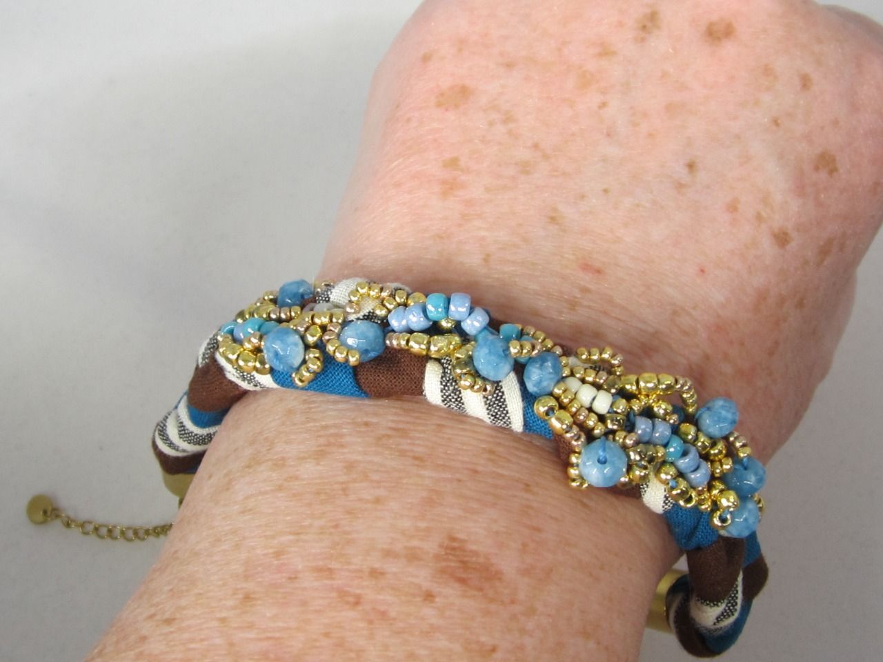 bracelet-tissu-perles-marron-bleu-saintvalentin-cadeau-sylviehue-creations-3.jpg