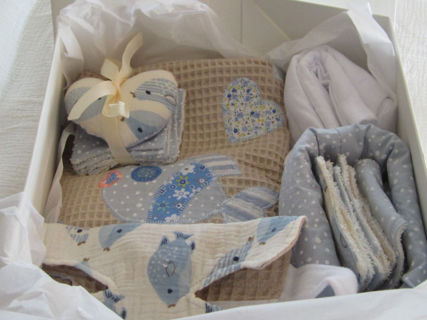 coffret-merveille-cadeaunaissance-couverture-lange-doudou-lingettes-sylvie-hue-creations-17.jpg