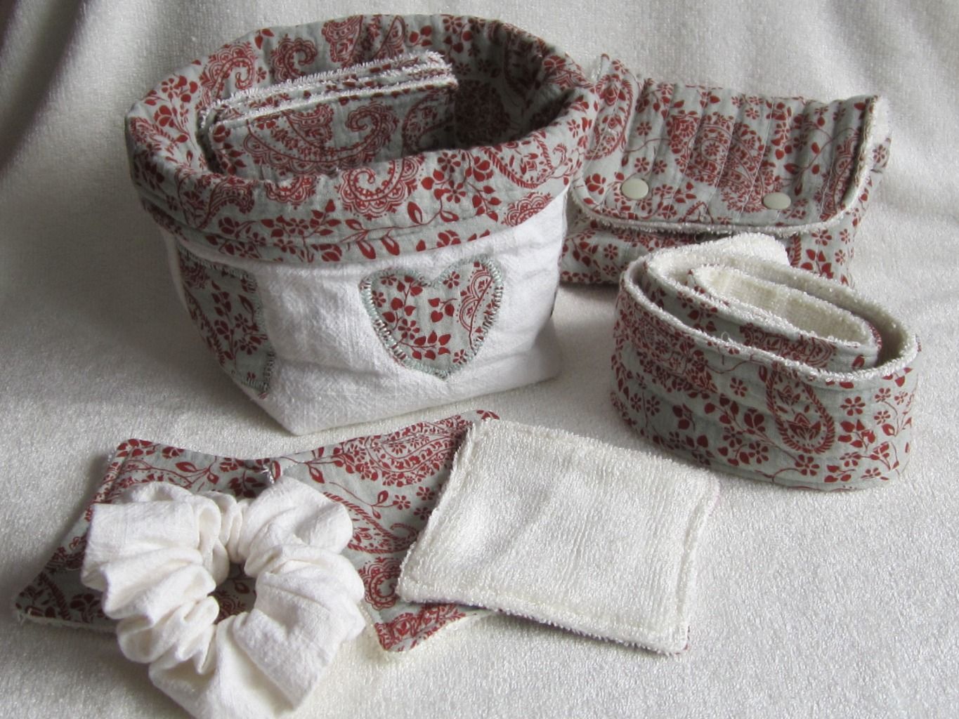 coffret-soin-boheme-corbeille-lingette-bandeau-chouchou-pochettesavon-sylvie-hue-creations-1.jpg
