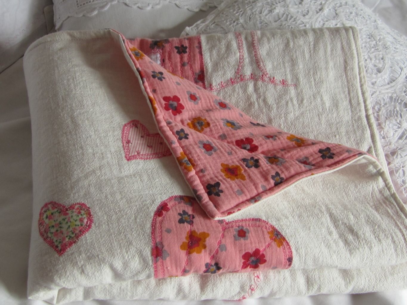 couverture-bebe-lin-doublegaze-appliques-ecru-rose-sylvie-hue-creations-11.jpg