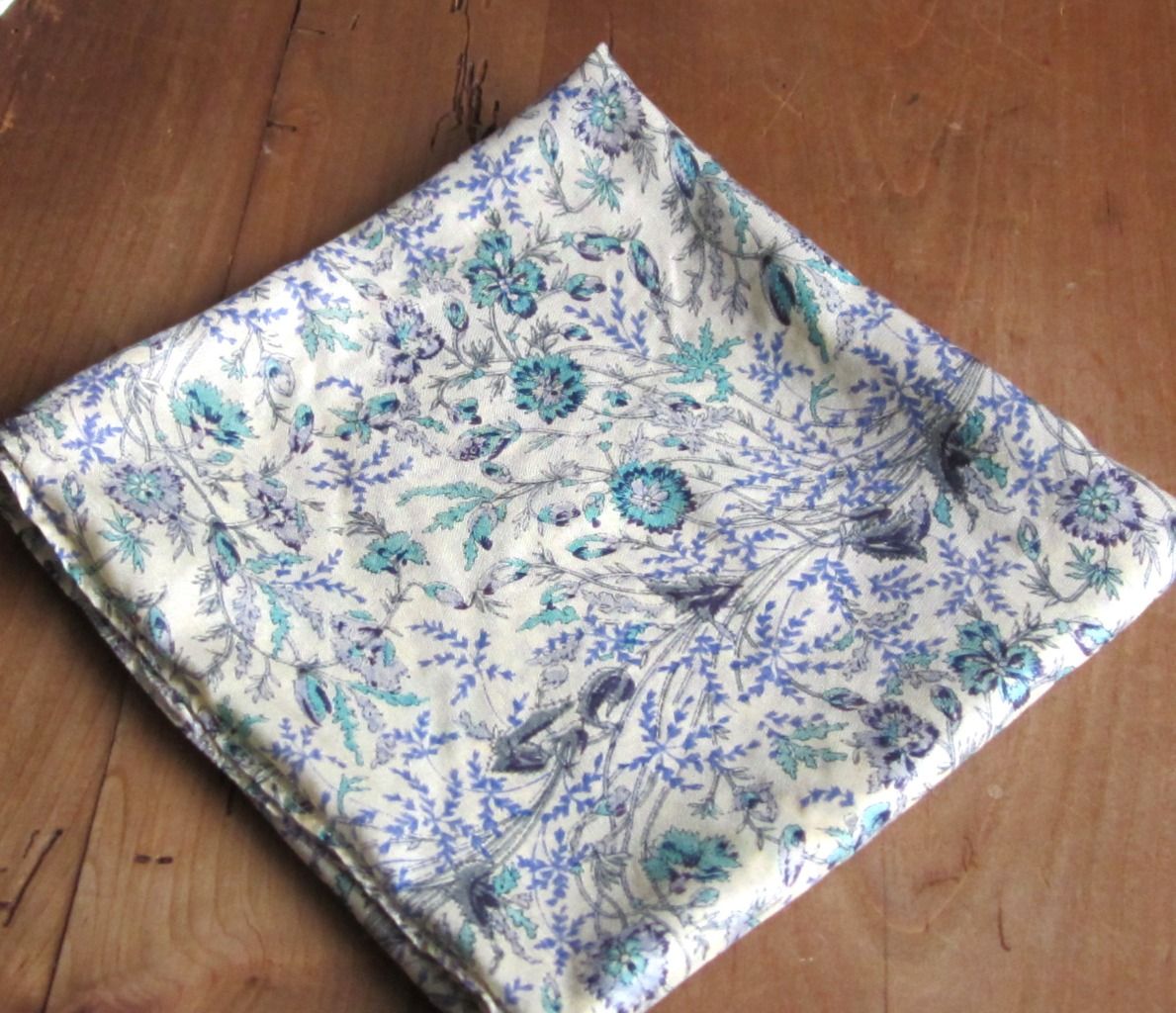 foulard-bandana-soiedesari-blanccasse-fleurs-bleu-turquoise-sylvie-hue-creations-1.jpg