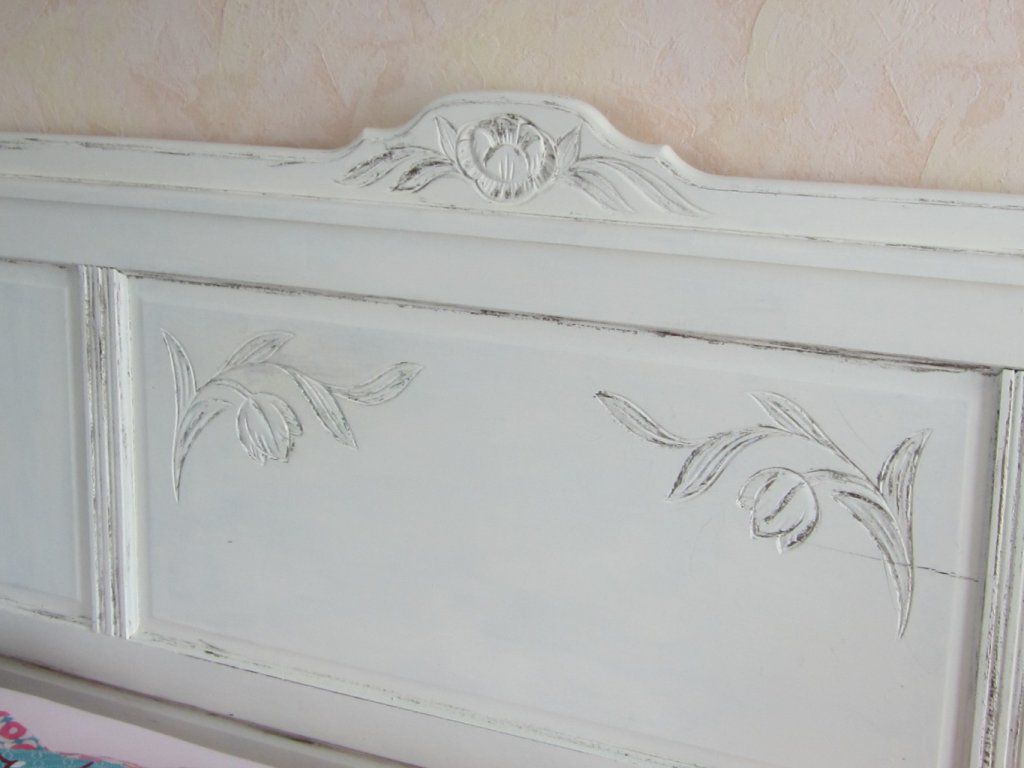 Tête de lit restaurée et peinte à la peinture à la caséine, finition à la cire or et cire blanche