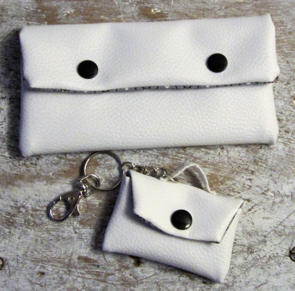 Trousse / pochette en simili cuir blanc, doublée de tissu coton gris et blanc; bijou de sac en forme de pochette miniature en simili cuir blanc doublée de tissu coton