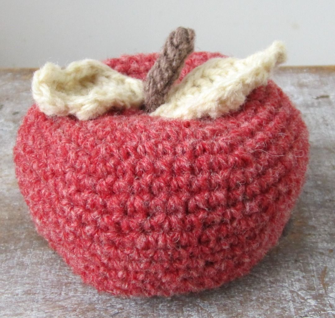 pomme-l-rouge-crochet-lainenormande-deco-sylvie-hue-creations-2.jpg