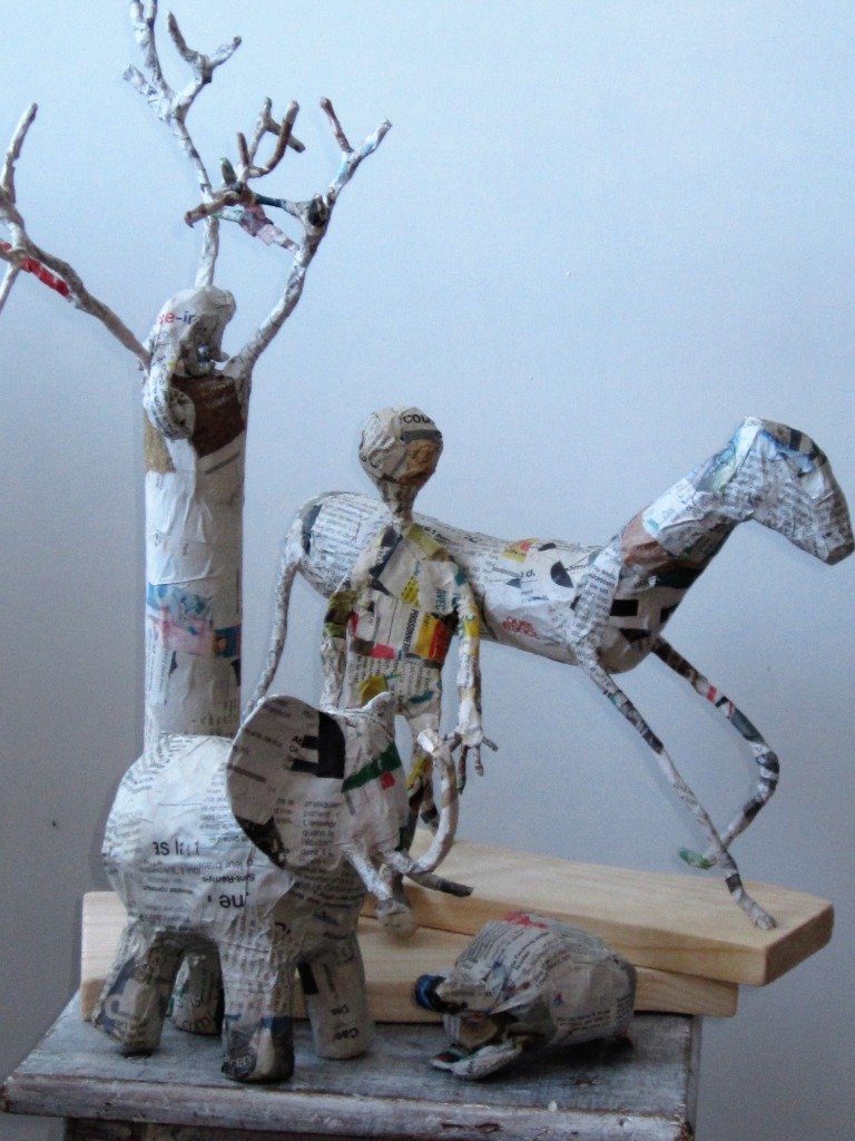 sculptures en cours de réalisation: formes  créées et recouvertes de papier journal