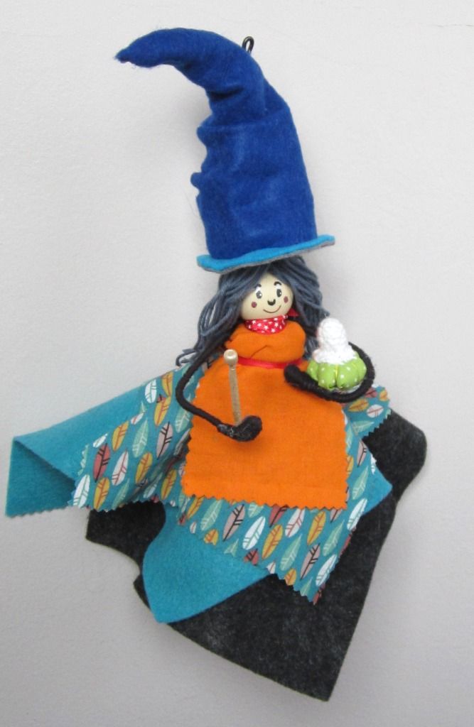 sorciere-decoration-halloween-figurine-bleu-orange-sylvie-hue-creations-1.jpg