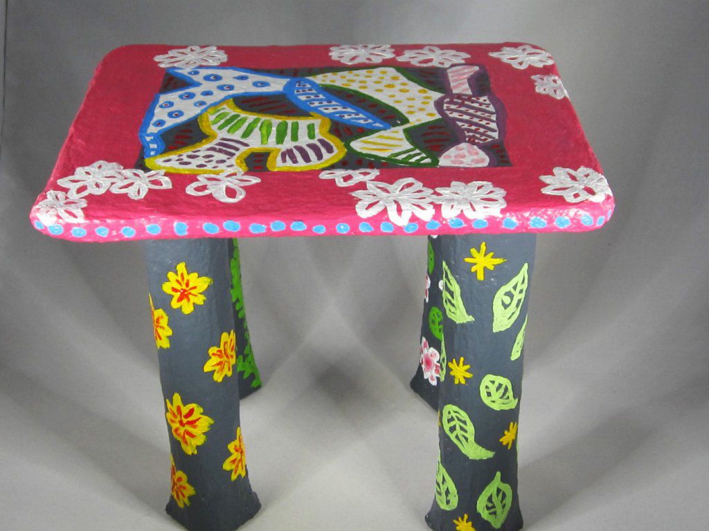 Petite table ou tabouret en papier mâché 
peint à la peinture acrylique puis vernis