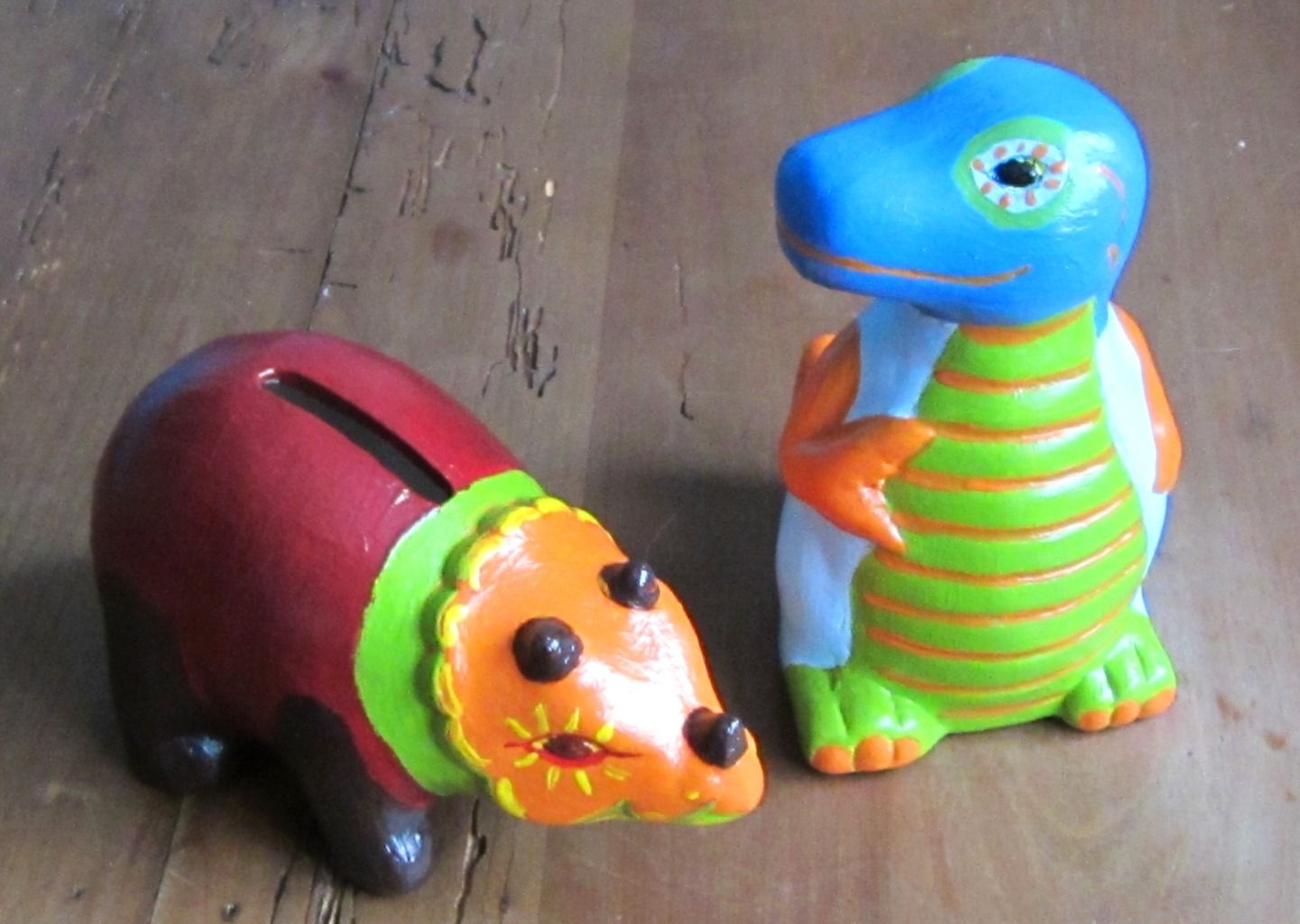 tirelire-dinosaure-ceramique-peint-a-la-main-sylviehue-creation-1.jpg