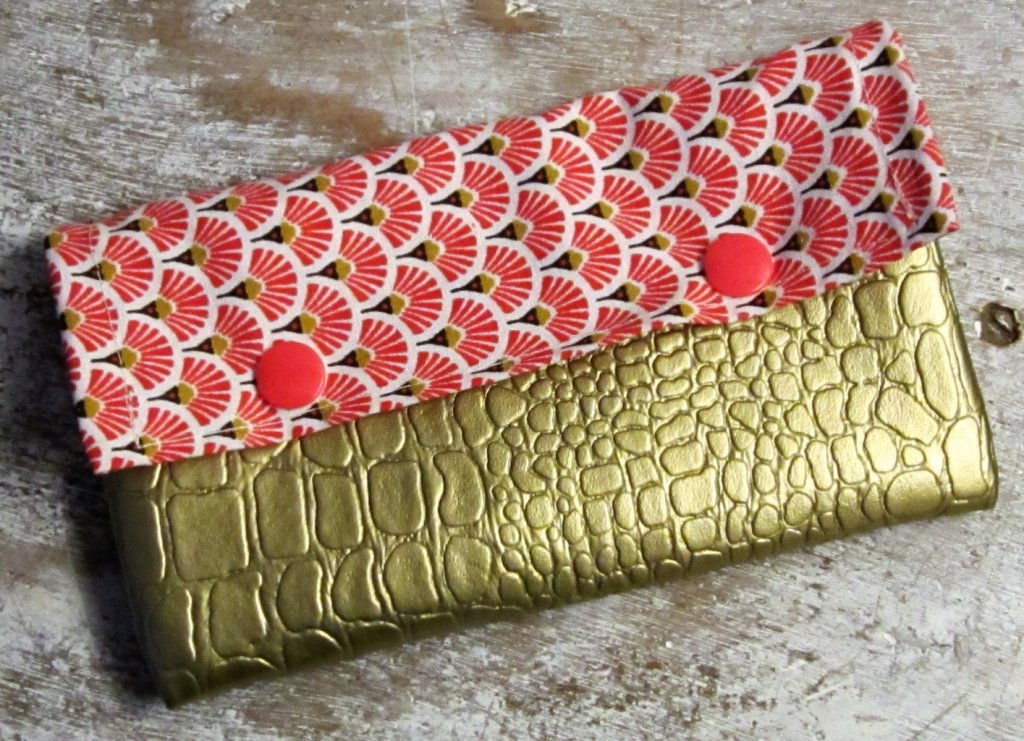 Trousse /pochette en simili cuir or, doublée de tissu coton rouge et or