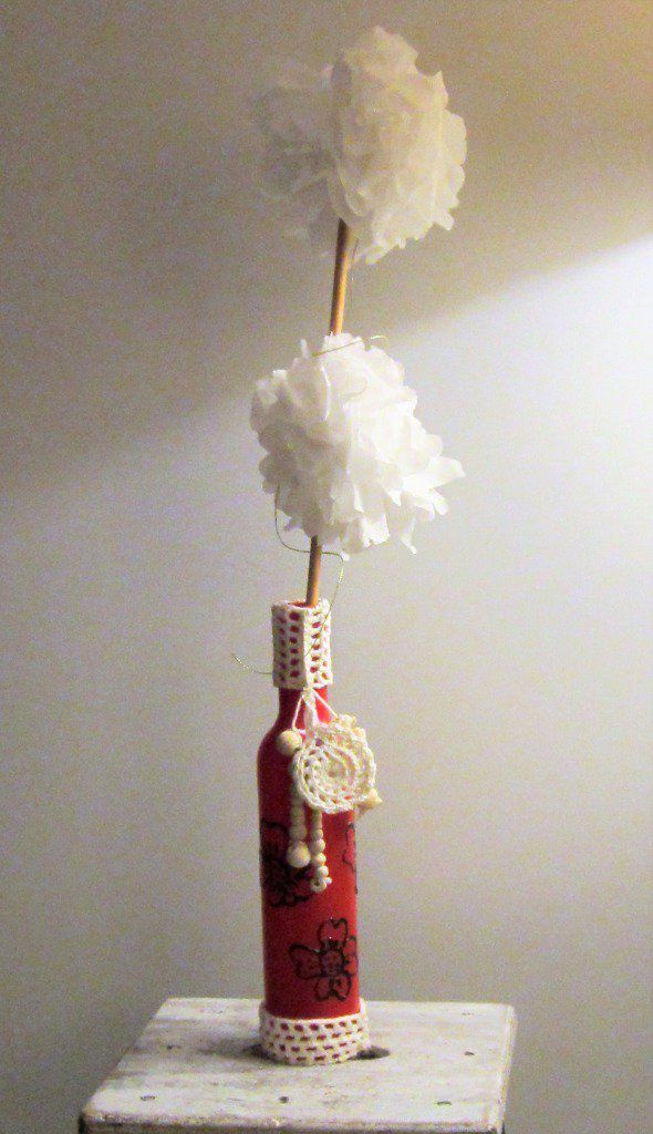 Bouteille-vase et fleurs en papier, décoration peinture et cerne relief, petits ajouts au crochet et perles en bois