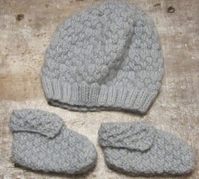 Bonnet & bottons tricotés main - 3 séries (vert amande)