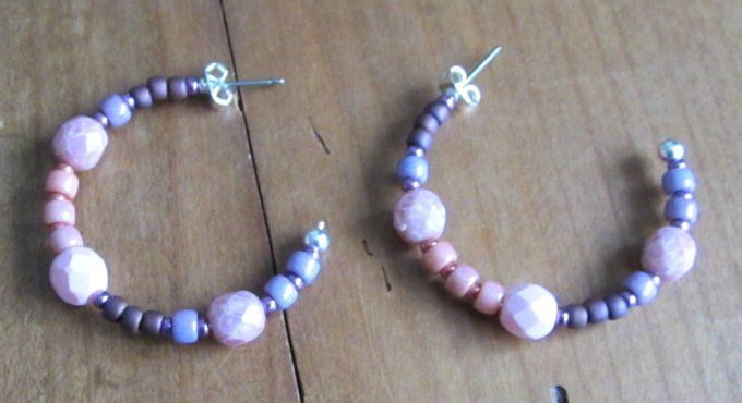 Créoles ouvertes en perles de verre et perles de Bohème