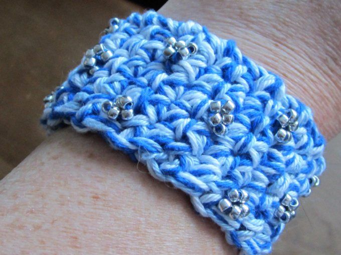 Bracelet bleu et blanc, breloques pompon et fleur