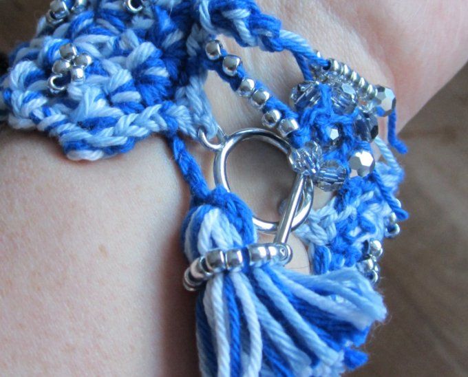 Bracelet bleu et blanc, breloques pompon et fleur