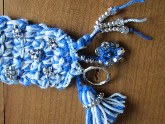 Bracelet bleu et blanc, breloques pompon et fleur