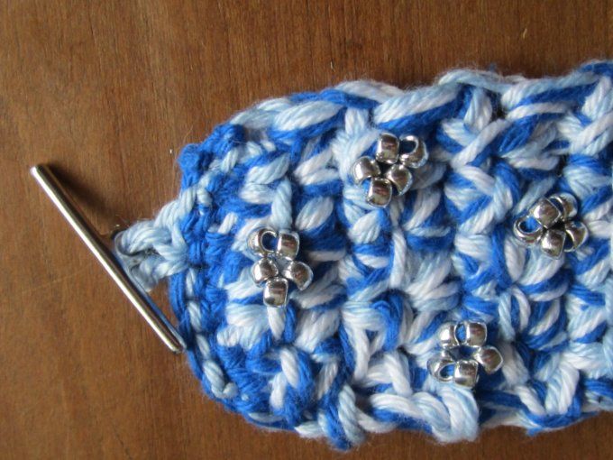 Bracelet bleu et blanc, breloques pompon et fleur