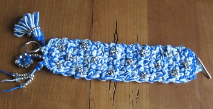 Bracelet bleu et blanc, breloques pompon et fleur