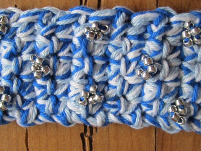 Bracelet bleu et blanc, breloques pompon et fleur