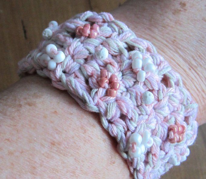 Bracelet fait main au crochet, rose et blanc, avec breloques