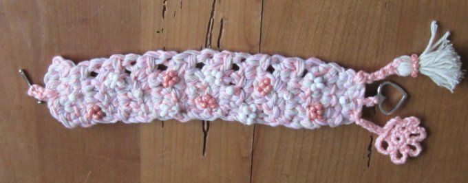 Bracelet fait main au crochet, rose et blanc, avec breloques