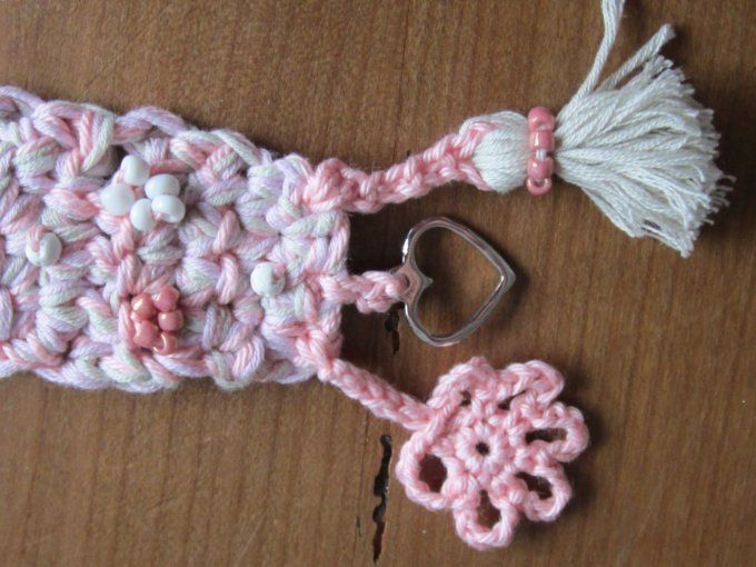 Bracelet fait main au crochet, rose et blanc, avec breloques