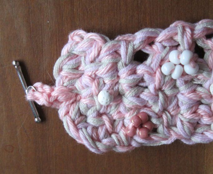 Bracelet fait main au crochet, rose et blanc, avec breloques