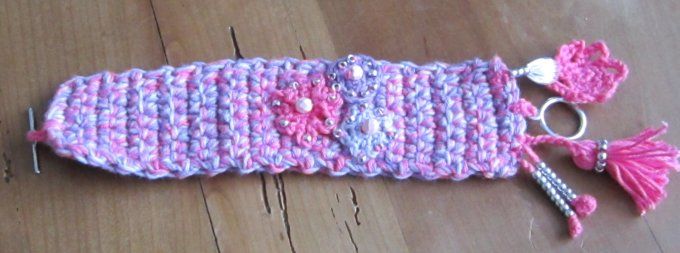 bracelet fait main au crochet, brodé de perles, avec breloques