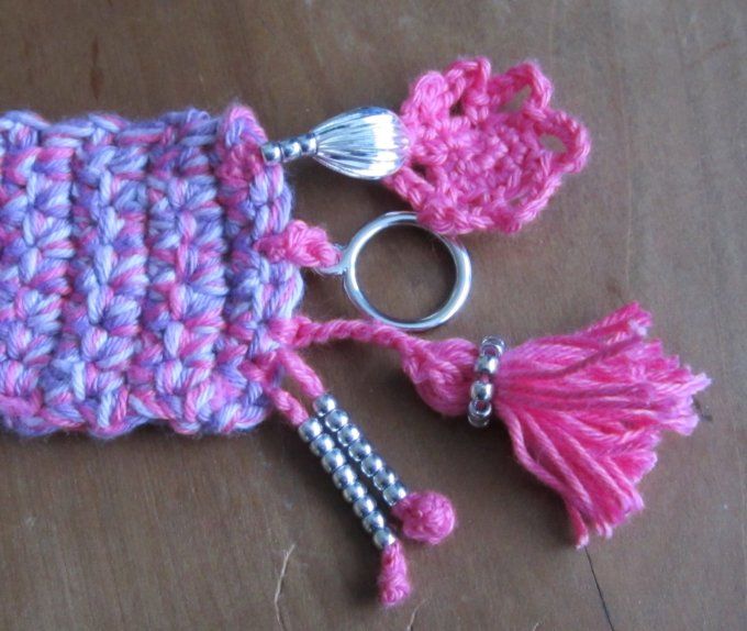 bracelet fait main au crochet, brodé de perles, avec breloques