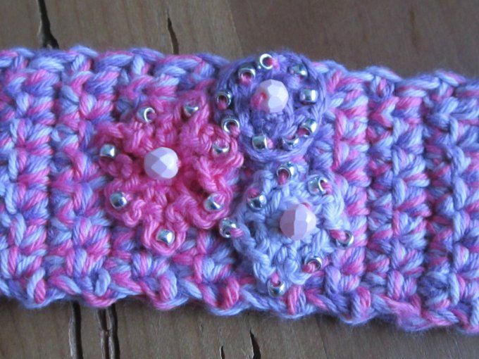 bracelet fait main au crochet, brodé de perles, avec breloques