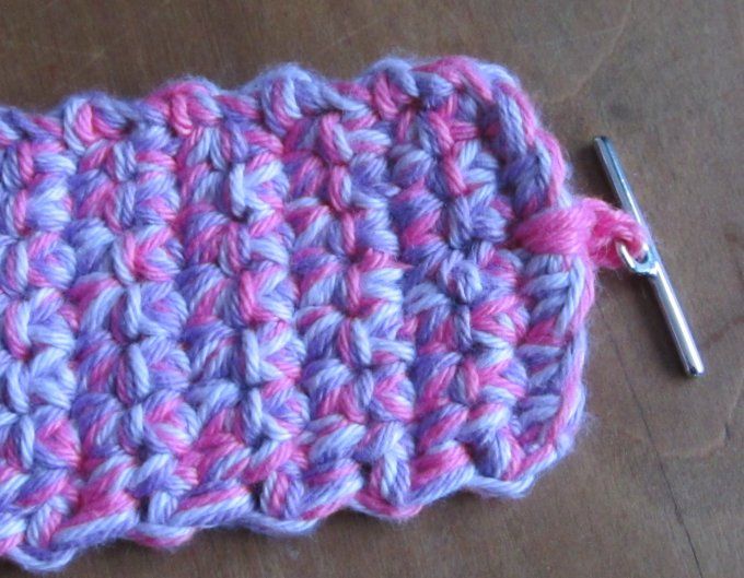 bracelet fait main au crochet, brodé de perles, avec breloques