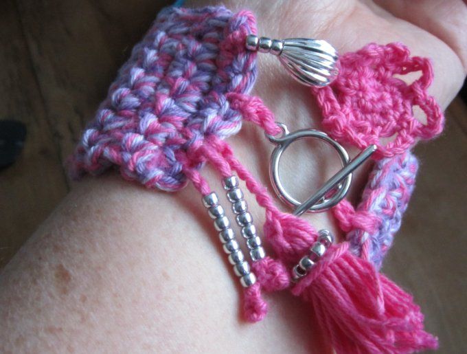 bracelet fait main au crochet, brodé de perles, avec breloques