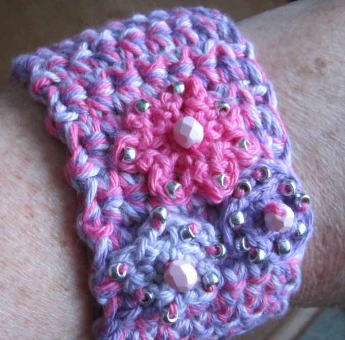 bracelet fait main au crochet, brodé de perles, avec breloques