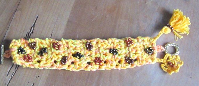 bracelet fait main au crochet, brodé de perles, avec breloques