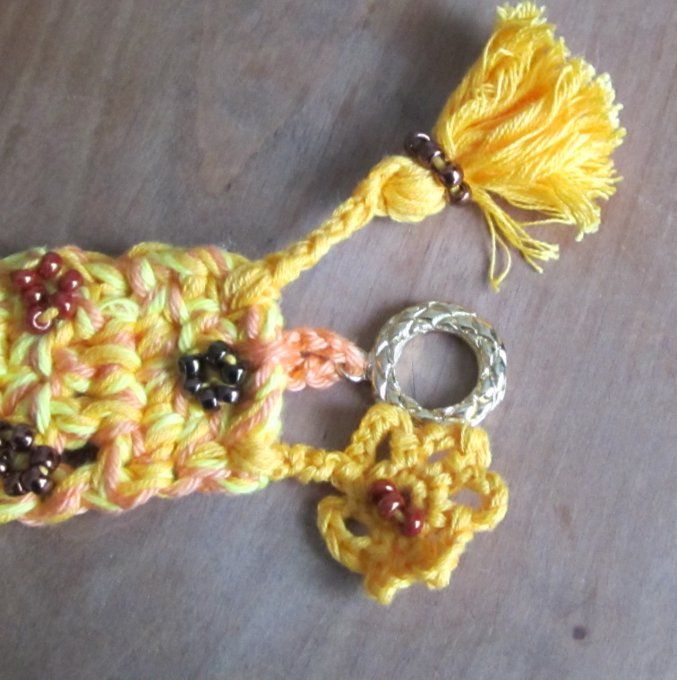 bracelet fait main au crochet, brodé de perles, avec breloques