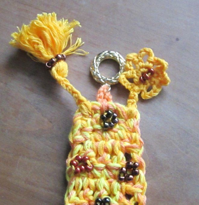 bracelet fait main au crochet, brodé de perles, avec breloques