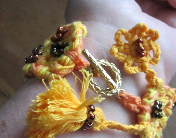 bracelet fait main au crochet, brodé de perles, avec breloques
