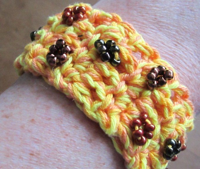 bracelet fait main au crochet, brodé de perles, avec breloques