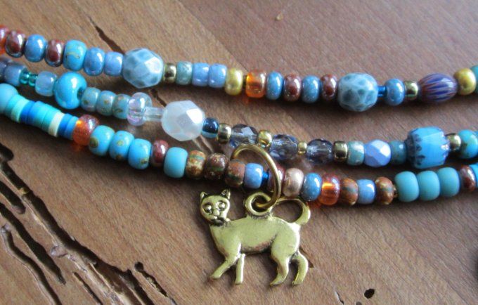 bracelet multirangs en perles en verre et breloques