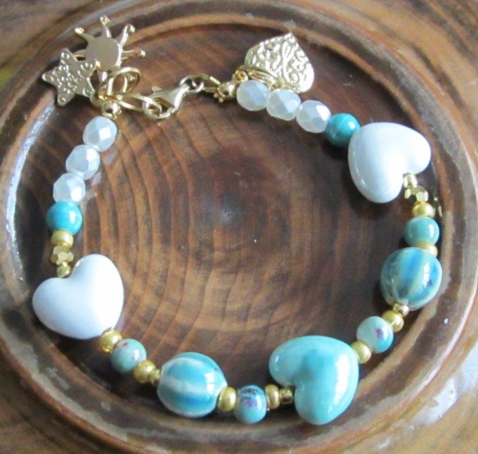 bracelet en perles céramique bleues et blanches, breloques en métal doré