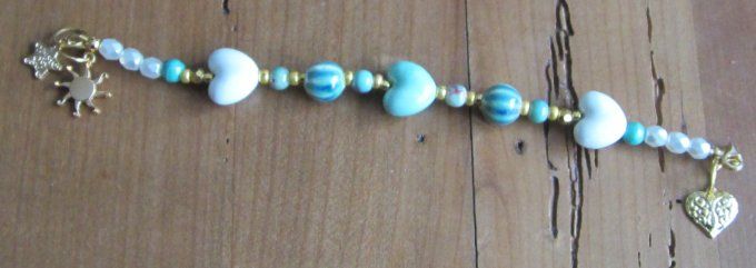 bracelet en perles céramique bleues et blanches, breloques en métal doré