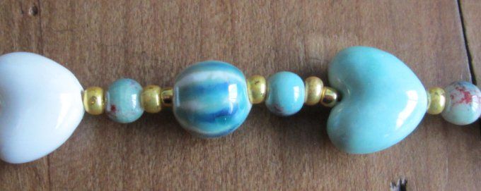 bracelet en perles céramique bleues et blanches, breloques en métal doré