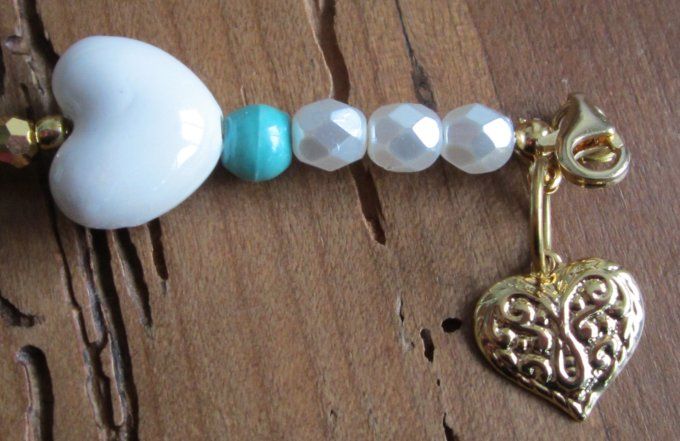 bracelet en perles céramique bleues et blanches, breloques en métal doré
