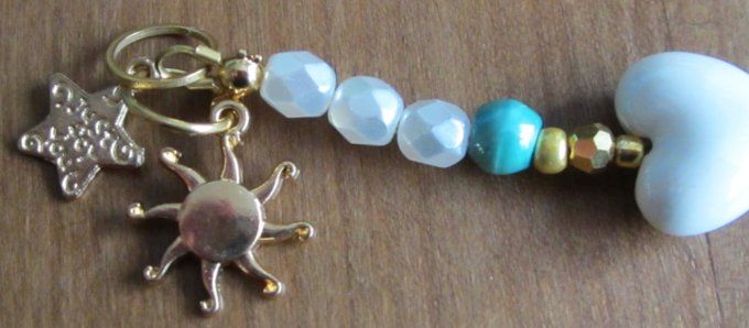 bracelet en perles céramique bleues et blanches, breloques en métal doré