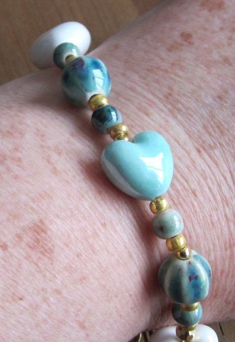 bracelet en perles céramique bleues et blanches, breloques en métal doré