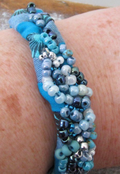 Bracelet textile avec perles brodées - Bleu Mer -taille M